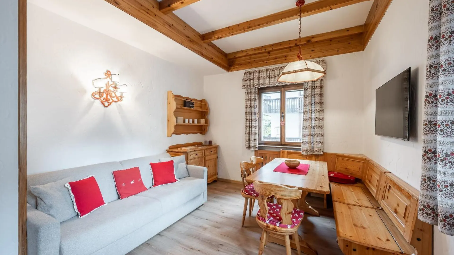 Lovely 2 Bedroom Flat In Corso Italia With Parking Cortina dʼAmpezzo